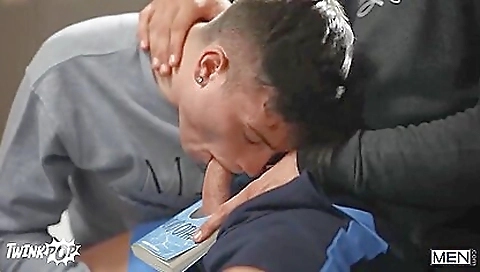 Shower jeffsmodelsen and dildo up her pussy