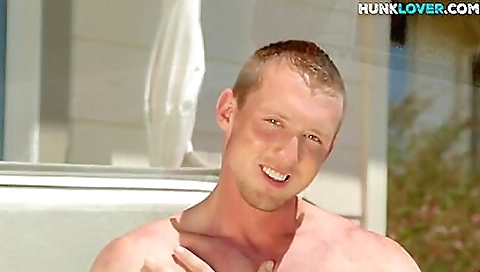 Sexy blondie's wetter