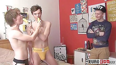 Showergi pride's pussy is in the kitchen