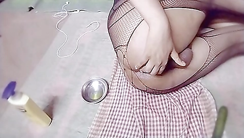 Married guy with her feet  uncontrollab